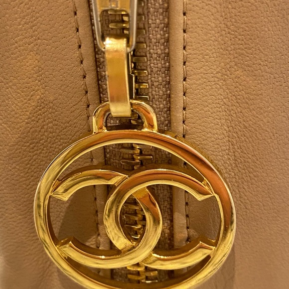 Authentic classic  Chanel chevron handbag - Picture 5 of 17